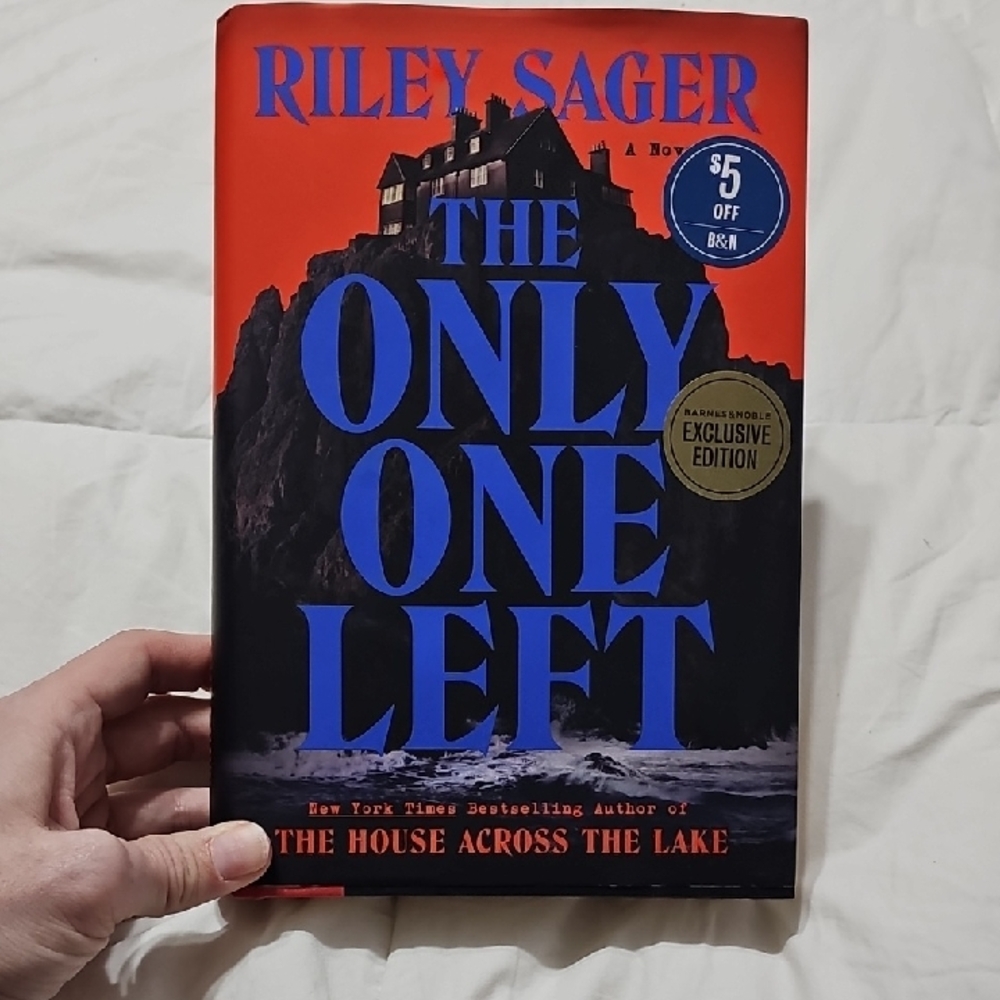 Riley Sager!! The Only One Left!! New York Times Bestselling Author! Book